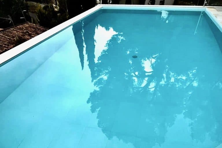 Premium Poolbereich und Außenterrasse